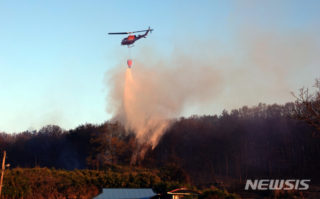 【포항=뉴시스】 강진구 기자 = 지난 3일 오후 7시52분께 경북 포항시 남구 대송면 대각리 운제산에서 발생한 산불이 발생 12시간만인 4일 오전 8시께 완진됐다.사진은 산불을 진화중인 소방헬기.2019.04.04.(사진=포항시 제공)&nbsp; photo@newsis.com 