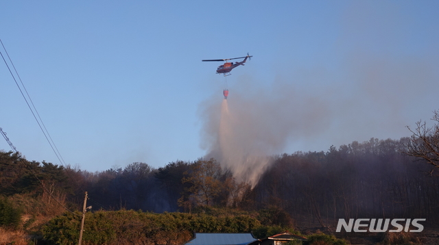 【포항=뉴시스】 강진구 기자 = 지난 3일 오후 7시52분께 경북 포항시 남구 대송면 대각리 운제산에서 발생한 산불이 발생 12시간만인 4일 오전 8시께 완진됐다.사진은 산불을 진화중인 소방헬기.2019.04.04.(사진=포항시 제공)&nbsp; photo@newsis.com 