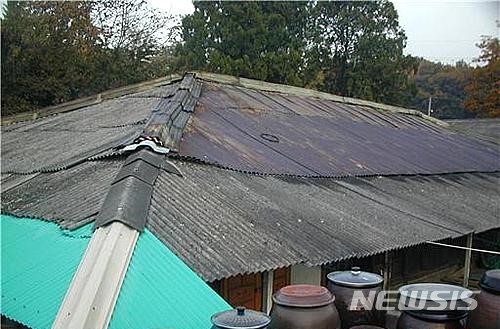  [부산=뉴시스] 허상천 기자 = 부산시는 석면 슬레이트지붕 철거비용 시민부담을 덜어주고 주거환경 개선을 위해 올해 사업비 42억4000만원을 투입, 노후 주택의 슬레이트 철거와 취약계층의 지붕개량을 지원한다고 4일 밝혔다. 2019.04.04. (사진 = 부산시 제공) photo@newsis.com