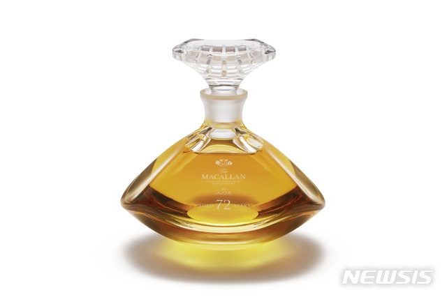 【서울=뉴시스】맥캘란은 72년 숙성 원액을 담은 '맥캘란 72년 제네시스 디캔터' 한정판을 출시했다고 4일 밝혔다.2019.4.4(사진=애드링턴코리아 제공) photo@newsis.com