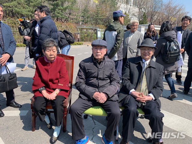 【서울=뉴시스】옥성구 기자 = 일제강점기 시절 강제징용 피해자 김한수 할아버지(가운데)와 김용화 할아버지(오른쪽) 등은 일본 기업을 상대로 손해배상 소송을 제기하기 전 서울 서초구 서울중앙지법 앞에서 '일제강제동원 사건 추가소송 제기' 기자회견을 열었다. 2019.04.04. castlenine@newsis.com