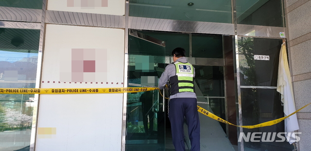 【울산=뉴시스】안정섭 기자 = 4일 새벽 울산 울주군의 한 폐건물에서 공포체험 영상을 촬영하던 인터넷 개인방송 BJ가 건물 안에서 백골 시신 1구를 발견한 가운데 이날 오전 경찰 관계자가 건물 입구에 폴리스라인을 설치하고 있다. 2019.04.04. (사진=울산지방경찰청 제공)photo@newsis.com
