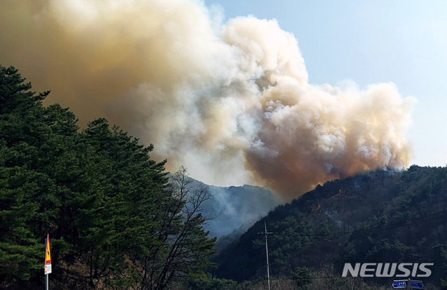 【인제=뉴시스】 김경목 기자 = 4일 오후 2시245분께 강원 인제군 남면 부평리 남전약수 인근 야산에서 원인이 밝혀지지 않은 불이 나 주변으로 번지고 있다. 2019.04.04. (사진=강원도 소방본부 제공)&nbsp; photo@newsis.com 