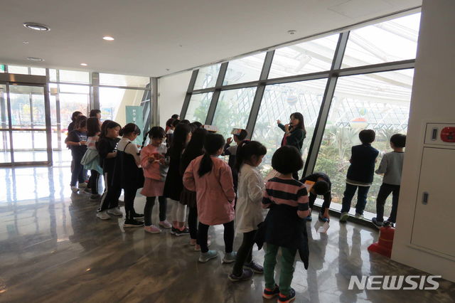 【서울=뉴시스】 강서구, 식물원 관람. 2019.04.04. (사진= 강서구 제공)