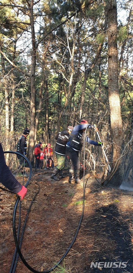 【포항=뉴시스】강진구 기자 = 4일 오후 2시33분께 경북 포항시 북구 두호동 A아파트 뒷산에서 원인을 밝혀지지 않은 산불이 발생해 임야 0.2㏊를 태우고 1시간 40여분 만인 오후 4시15분께 모두 진화됐다.사진은 현재 잔불을 정리중인 공무원들.2019.04.04.(사진=독자제공) photo@newsis.com