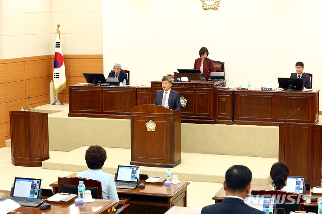 【대전=뉴시스】조명휘 기자 = 김동수(자유한국당·가선거구) 대전 유성구의원이 4일 제235회 임시회 제2차 본회의에서 '방사성폐기물 지역자원시설세 지방세법 개정 촉구 건의안'을 대표발의하고 있다. 2019.04.04. (사진= 유성구의회 제공) photo@newsis.com