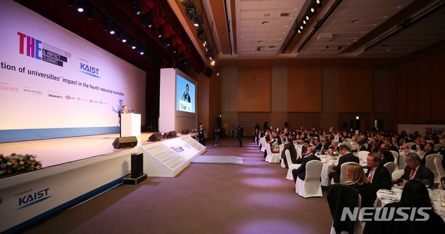 【대전=뉴시스】김양수 기자 = 지난 3일 KAIST에서 열린 'THE 2019 세계대학 영향력 순위 발표' 현장에서 축사하는 신성철 KAIST 총장.2019.04.04(사진=KAIST 제공) photo@newsis.com