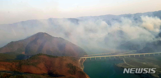 【인제=뉴시스】 김경목 기자 = 4일 오후 2시245분께 강원 인제군 남면 남전리 남전약수 인근 야산에서 원인이 밝혀지지 않은 불이 나 주변으로 번지고 있다. 인제 산간에는 건조경보와 강풍경보가 동시에 발효 중이어서 진화에 애를 먹고 있다.&nbsp; 2019.04.04. (사진=강원도 소방본부 제공)&nbsp;&nbsp;&nbsp; photo@newsis.com