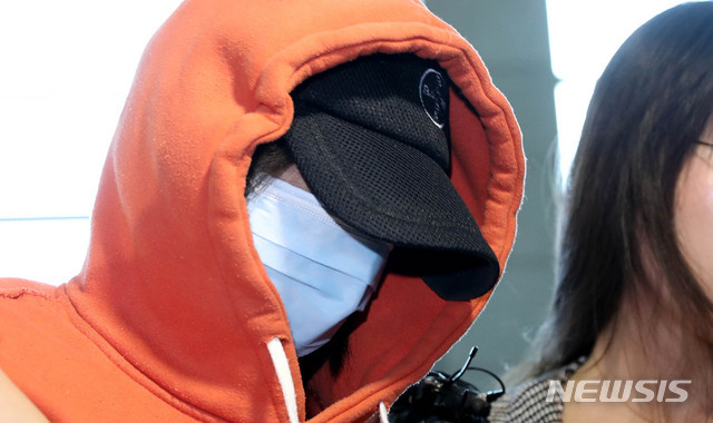 【수원=뉴시스】추상철 기자 = '마약 투약 혐의'로 체포된 남양유업 창업주의 외손녀 황하나씨가 4일 오후 경기 수원 경기남부경찰청으로 압송되고 있다. 2019.04.04. scchoo@newsis.com 