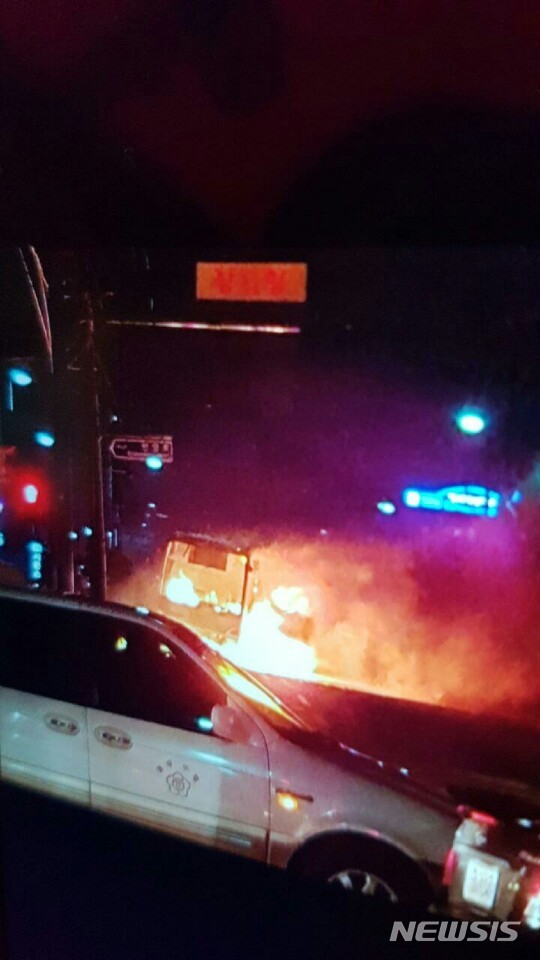 【속초=뉴시스】김태식 기자 = 4일 오후 7시17분께 강원 고성군 토성면 원암리에서 발생한 산불이 속초시내로 번지고 있는 가운데 속초시 장사동에서 버스가 산불로 인해 불타고 있다.2019.04.04.(사진=독자 김순대씨 제공) photo@newsis.com