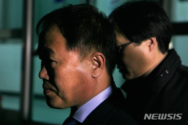 【춘천=뉴시스】박종우 기자 = 선거법 위반 혐의로 국민참여재판을 받은 이재수 춘천시장이 4일 오전 강원 춘천시 춘천지법 101호 법정에서 당선무효형에 해당하는 벌금 500만원을 선고 받은 뒤 재판장을 빠져나오고 있다. 2019.04.04. jongwoo425@newsis.com