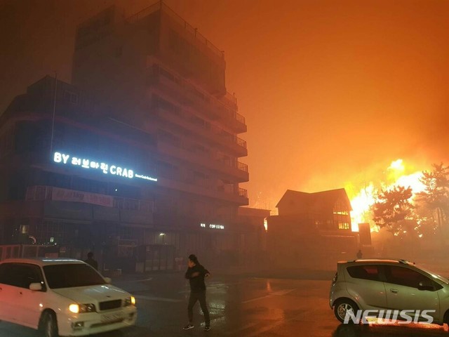 【속초=뉴시스】김태식 기자 = 4일 오후 7시17분께 강원 고성군 토성면 원암리에서 발생한 산불이 속초시로 번지고 있는 가운데 속초시내가 불길에 휩싸여 있다. 산불은 강풍을 타고 속초시 장천, 영랑호, 속초고등학교 방향으로 번지고 있으며, 현재까지 1명이 사망한 것으로 확인됐다.2019.04.04.(사진=최종현 속초시의장 제공) photo@newsis.com