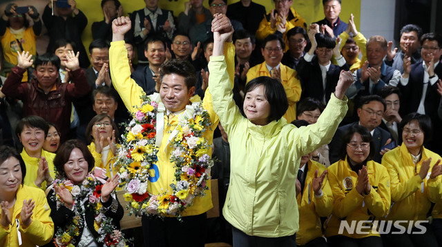 【창원=뉴시스】추상철 기자 = 4.3 보궐선거를 통해 창원 성산 국회의원에 당선된 정의당 여영국 당선인이 3일 오후 경남 창원시 성산구 선거사무실에서 이정미 당 대표를 비롯한 지지자와 함께 기뻐하고 있다. 2019.04.03. scchoo@newsis.com