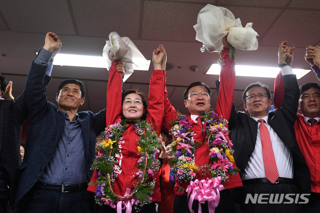 【통영=뉴시스】차용현 기자 = 4.3 국회의원 보궐선거 통영·고성 선거구에서 당선된 자유한국당 정점식 당선인이 지지자들과 만세를 부르고 있다. 2019.04.03.con@newsis.com