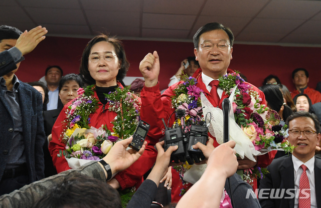 【통영=뉴시스】차용현 기자 = 4.3 국회의원 보궐선거 통영·고성 선거구에서 당선된 자유한국당 정점식 당선인이 경남 통영시 북신동 자신의 선거사무소에서 당선소감을 밝히고 있다. 2019.04.03.con@newsis.com