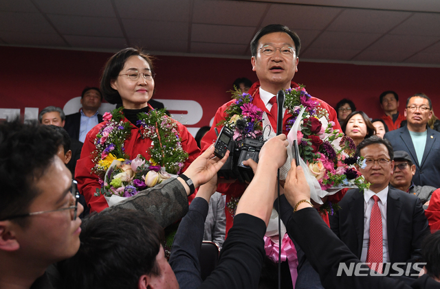 【통영=뉴시스】차용현 기자 = 4.3 국회의원 보궐선거 통영·고성 선거구에서 당선된 자유한국당 정점식 당선인이 경남 통영시 북신동 자신의 선거사무소에서 당선소감을 밝히고 있다. 2019.04.03.con@newsis.com