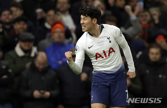 【런던=AP/뉴시스】토트넘의 손흥민이 3일(현지시간) 영국 런던의 토트넘 홋스퍼 스타디움 열린 2018~2019 잉글랜드 프리미어리그(EPL) 32라운드 크리스털 팰리스와의 경기에서 후반 10분 팀의 선제골을 넣고 환호하고 있다.손흥민은 새 홈구장인 홋스퍼 스타디움 개장 경기에서 역사적인 1호 골의 주인공이 됐다. 토트넘은 손흥민의 결승 골에 힘입어 2-0으로 승리했다. 2019.04.04.