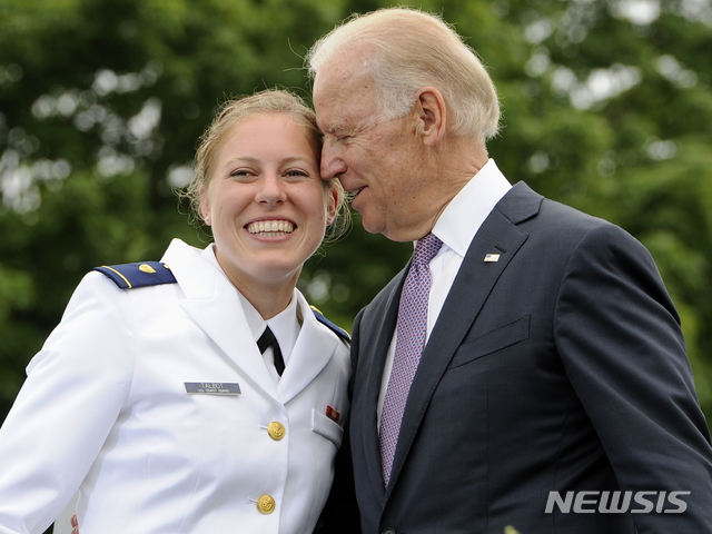【뉴런던=AP/뉴시스】 미국 민주당의 유력 대권주자인 조 바이든 전 부통령의 부적절한 신체 접촉을 겪었다는 여성이 3명 더 등장했다. 이로써 바이든 전 대통령의 신체 접촉에 문제를 제기한 이들은 총 7명으로 늘어났다. 사진은 2013년 코네티컷주 뉴런던의 해안경비아카데미 졸업식에서 여성 신임 경관에 이마를 맞대고 있는 바이든. 2019.04.05.
