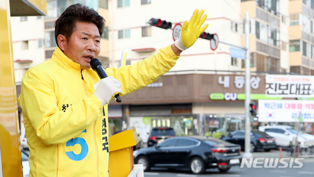 【창원=뉴시스】추상철 기자 = 4.3 보궐선거를 통해 당선된 정의당 여영국 국회의원이 부인 한경숙씨와 함께4일 오전 경남 창원시 성산구 창원병원 사거리에서 당선인사를 하고 있다. 2019.04.04. scchoo@newsis.com