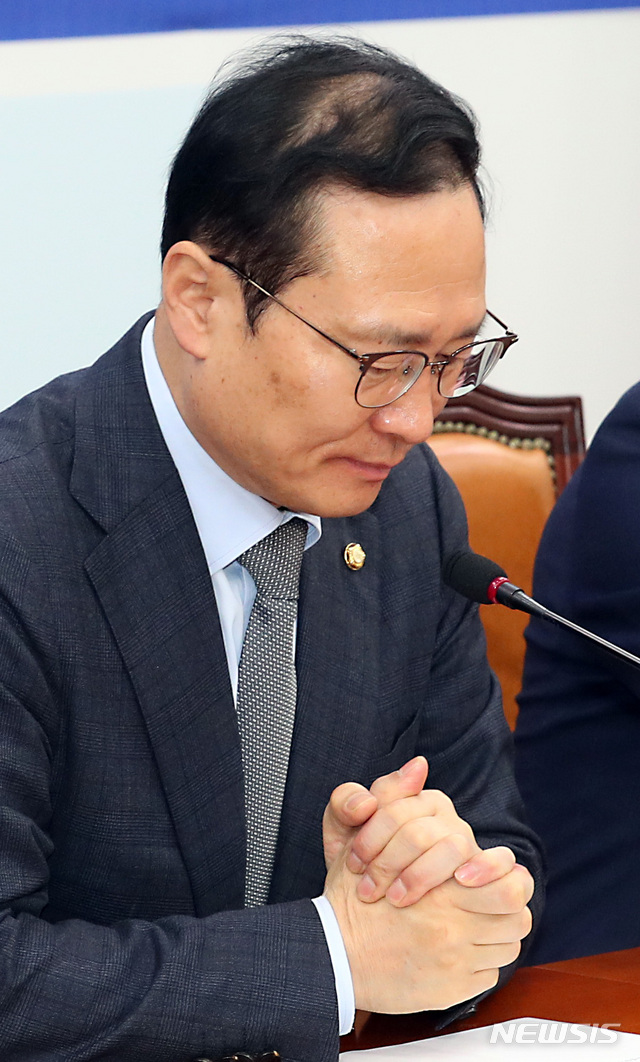 【서울=뉴시스】이종철 기자&nbsp; = 4일 서울 여의도 국회에서 열린 더불어민주당 정책조정회의에서 홍영표 원내대표가 심각한 표정으로 두손을 모으고 있다. 2019.04.04. jc4321@newsis.com
