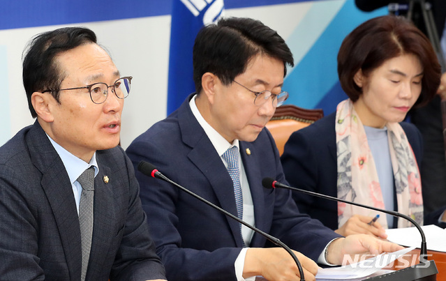 【서울=뉴시스】이종철 기자&nbsp; = 4일 서울 여의도 국회에서 열린 더불어민주당 정책조정회의에서 홍영표 원내대표가 모두발언을 하고 있다. 2019.04.04. jc4321@newsis.com
