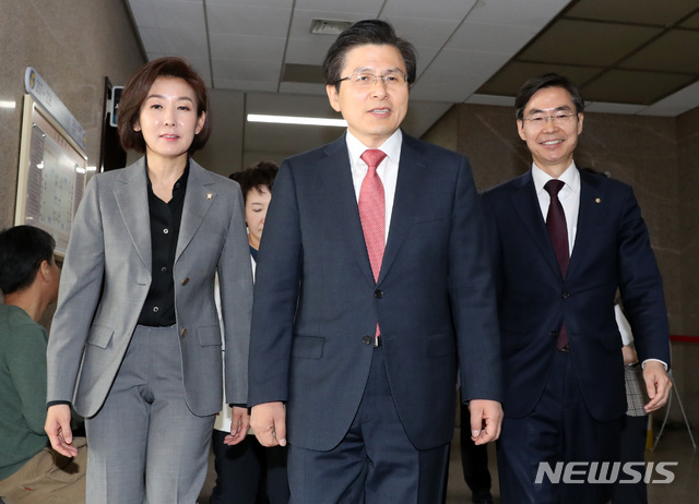 【서울=뉴시스】 박영태 기자 = 4일 오전 서울 영등포구 국회에서 열린 자유한국당 최고위원회의에 황교안 대표, 나경원 원내대표, 조경태 최고위원 등 지도부가 참석하고 있다. 2019.04.04.since1999@newsis.com