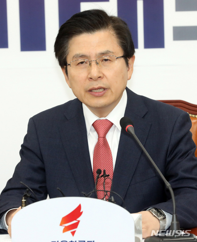 【서울=뉴시스】 박영태 기자 = 4일 오전 서울 영등포구 국회에서 열린 자유한국당 최고위원회의에서 황교안 대표가 발언하고 있다. 2019.04.04.since1999@newsis.com