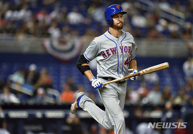 【마이애미=AP/뉴시스】제이콥 디그롬(30·뉴욕 메츠)은 4일(한국시간) 미국 플로리다주 마이애미의 말린스파크에서 열린 2019 메이저리그(MLB) 마이애미 말린스와의 원정경기에 선발등판해 승리투수가 됐다. 이날 디그롬은 3회초 타석에서 솔로 홈런을 터뜨렸다. 사진은 4회 1루 땅볼로 물러난 디그롬.