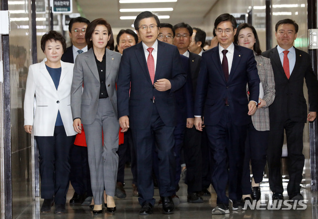 【서울=뉴시스】 박영태 기자 = 4일 오전 서울 영등포구 국회에서 열린 자유한국당 최고위원회의에 황교안 대표와 나경원 원내대표 등 지도부가 참석하고 있다. 2019.04.04.since1999@newsis.com