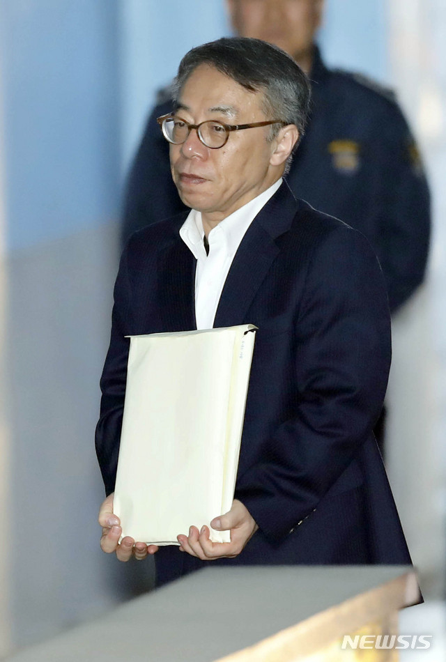 【서울=뉴시스】최동준 기자 = 임종헌 전 법원행정처 차장이 4일 서울 서초구 서울중앙지방법원에서 열린 공판에 출석하기 위해 호송차에서 내려 법정으로 향하고 있다. 2019.04.04. photocdj@newsis.com