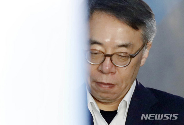 【서울=뉴시스】최동준 기자 = '사법농단' 혐의 임종헌 전 법원행정처 차장이 4일 서울 서초구 서울중앙지법에서 열린 속행공판에 출석하기 위해 호송차에서 내려 법정으로 향하고 있다. 2019.04.04. photocdj@newsis.com