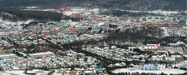 【서울=뉴시스】 북한 노동신문은 김정은 국무위원장이 삼지연군 읍지구건설현장을 현지지도했다고 4일 보도했다. 2019.04.04. (출처=노동신문) photo@newsis.com