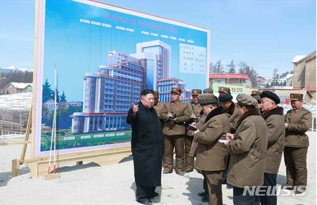 【서울=뉴시스】 북한 노동신문은 김정은 국무위원장이 삼지연군 읍지구건설현장을 현지지도했다고 4일 보도했다. 2019.04.04. (출처=노동신문)&nbsp; photo@newsis.com