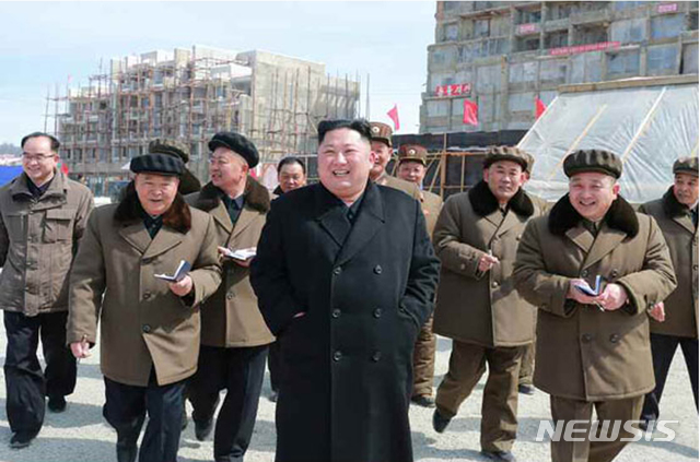 【서울=뉴시스】 북한 노동신문은 김정은 국무위원장이 삼지연군 읍지구건설현장을 현지지도했다고 4일 보도했다. 2019.04.04. (출처=노동신문)&nbsp; photo@newsis.com