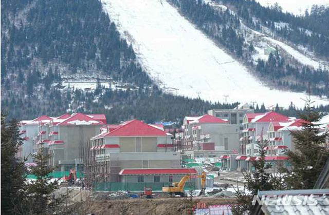 【서울=뉴시스】 북한 노동신문은 김정은 국무위원장이 삼지연군 읍지구건설현장을 현지지도했다고 4일 보도했다. 2019.04.04. (출처=노동신문) photo@newsis.com