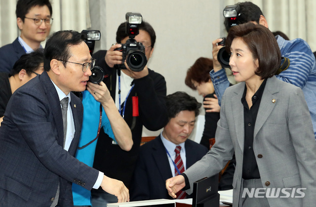 【서울=뉴시스】이종철 기자 = 4일 오전 서울 여의도 국회에서 열린 국회운영위원회 전체회의에서 민주당 홍영표 운영위원장과 한국당 나경원 원내대표가 이야기를 하고 있다. 2019.04.04.&nbsp; jc4321@newsis.com