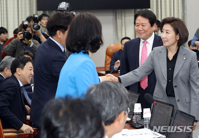 【서울=뉴시스】이종철 기자&nbsp; = 4일 오전 서울 여의도 국회에서 열린 국회운영위원회 전체회의에서 한국당 나경원 원내대표가 민주당 의원들과 여유롭게 인사를 나누고 있다. 2019.04.04. jc4321@newsis.com