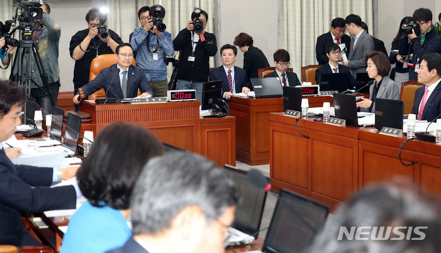 【서울=뉴시스】이종철 기자 = 4일 오전 서울 여의도 국회에서 열린 국회운영위원회 전체회의에서 홍영표 운영위원장이 의사봉을 두드리고 있다. 2019.04.04.&nbsp; jc4321@newsis.com