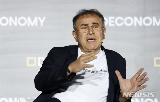 【서울=뉴시스】박미소 수습기자 = 4일 오전 서울 중구 장충체육관에서 열린 '제2회 분산경제포럼 2019'에서 '암호화폐 본질적 가치의 지속가능성'을 주제로 누리엘 루비니 교수가 비탈릭 부테린과의 토론에서 발언하고 있다. 루비니 교수는 2008년 미국의 경제위기를 예측한 인물이며 암호화폐 개념과 기술 등에 대해 비판적이다. 부테린은 19세 때 이더리움 생태계를 구상한 개발자다. 2019.04.04. misocamera@newsis.com