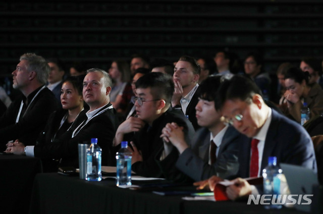 【서울=뉴시스】박미소 수습기자 = 4일 오전 서울 중구 장충체육관에서 열린 '제2회 분산경제포럼 2019'에서 '암호화폐 본질적 가치의 지속가능성'을 주제로 누리엘 루비니 교수와 비탈릭 부테린의 토론을 참석자들이 경청하고 있다. 루비니 교수는 2008년 미국의 경제위기를 예측한 인물이며 암호화폐 개념과 기술 등에 대해 비판적이다. 부테린은 19세 때 이더리움 생태계를 구상한 개발자다. 2019.04.04. misocamera@newsis.com