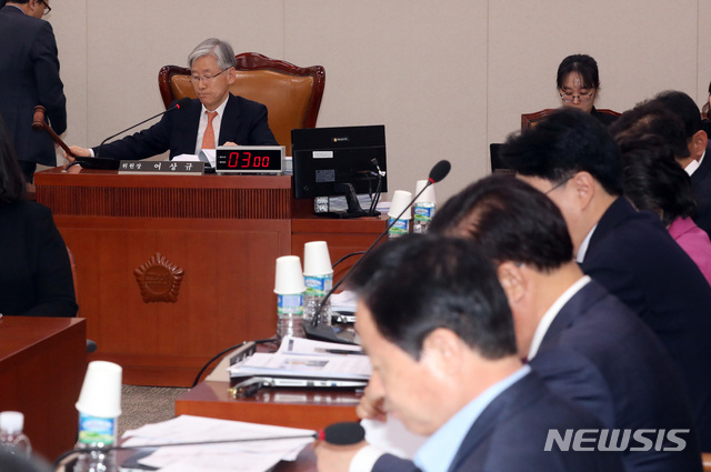 【서울=뉴시스】 박영태 기자 = 4일 오전 서울 영등포구 여의도 국회에서 열린 법제사법위원회 전체회의를 여상규 법사위원장이 주재하고 있다. 2019.04.04.since1999@newsis.com