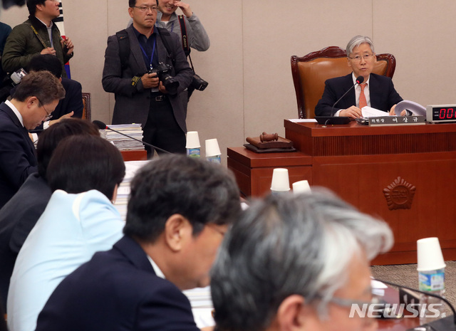 【서울=뉴시스】 박영태 기자 = 4일 오전 서울 영등포구 여의도 국회에서 열린 법제사법위원회 전체회의를 여상규 법사위원장이 주재하고 있다. 2019.04.04. since1999@newsis.com