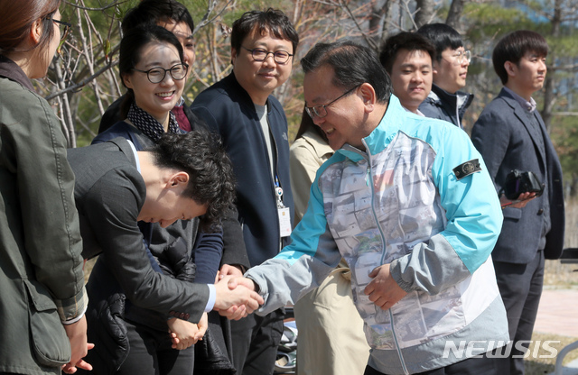 【세종=뉴시스】강종민 기자 = 김부겸 행정안전부 장관이 식목일을 앞둔 4일 오전 세종시 어진동 나라꽃동산에서 행안부 세종시대 개막을 기념해 정이품송 후계목을 심은 뒤 직원들과 인사를 나누고 있다. 2019.04.04.&nbsp; ppkjm@newsis.com