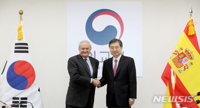 【서울=뉴시스】김병문 수습기자 = 조현 외교부 1차관과 페르난도 발렌수엘라 스페인 외교 차관이 4일 오전 서울 종로구 외교부에서 열린 한-스페인 전략대화에 참석해 악수를 나누고 있다. 2019.04.04.&nbsp; dadazon@newsis.com