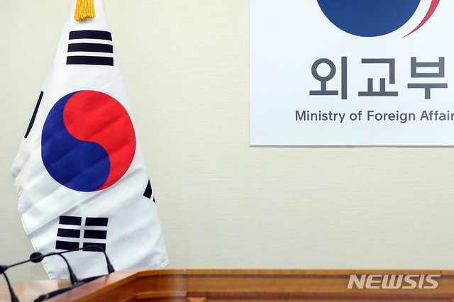 【서울=뉴시스】김병문 수습기자 = 한-스페인 전략대화가 열리는 4일 오전 서울 종로구 외교부 양자회의실 태극기가 구겨져 있다. 2019.04.04. dadazon@newsis.com