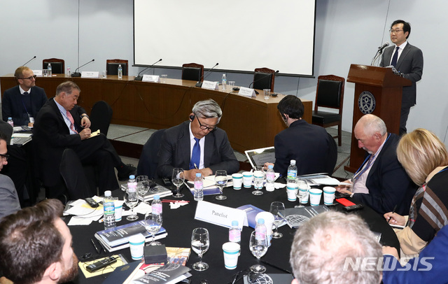 【서울=뉴시스】이영환 기자 = 이도훈 외교부 한반도평화교섭본부장이 4일 오후 서울 마포구 김대중도서관에서 열린 학술회의 '문재인 정부와 한반도 평화 이니셔티브'에 참석해 발언을 하고 있다. 2019.04.04. 20hwan@newsis.com