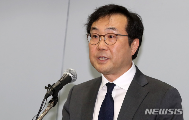 【서울=뉴시스】이영환 기자 = 이도훈 외교부 한반도평화교섭본부장이 4일 오후 서울 마포구 김대중도서관에서 열린 학술회의 '문재인 정부와 한반도 평화 이니셔티브'에 참석해 발언을 하고 있다. 2019.04.04. 20hwan@newsis.com