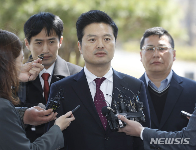 【서울=뉴시스】최동준 기자 = 청와대 특별감찰반의 민간인 사찰 의혹 등을 제기한 김태우 전 수사관이 4일 서울 송파구 서울동부지방검찰청에 참고인 또는 고발인 보충 조사를 위해 출석하고 있다. 2019.04.04.&nbsp; photocdj@newsis.com