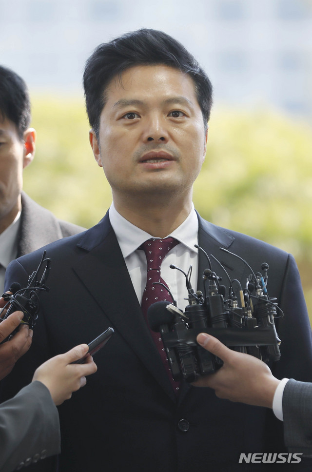 【서울=뉴시스】최동준 기자 = 청와대 특별감찰반의 민간인 사찰 의혹 등을 제기한 김태우 전 수사관이 4일 서울 송파구 서울동부지방검찰청에 참고인 또는 고발인 보충 조사를 위해 출석하고 있다. 2019.04.04. photocdj@newsis.com