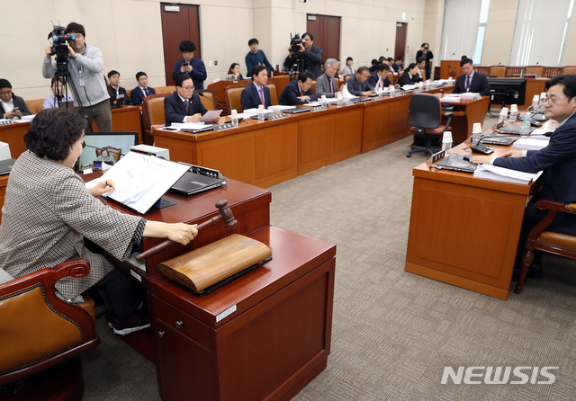 【서울=뉴시스】이종철 기자 = 진영 행정안전부 장관 인사청문 경과보고서와 관련해서 부적격 의견으로 채택하기로 하고 4일 서울 여의도 국회에서 열린 행정안전위원회 전체회의에서 인재근 위원장이 의사봉을 두드리고 있다. 2019.04.04.&nbsp; jc4321@newsis.com